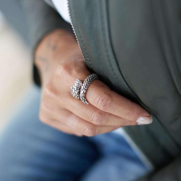 S28 Silver Snake Ring Female